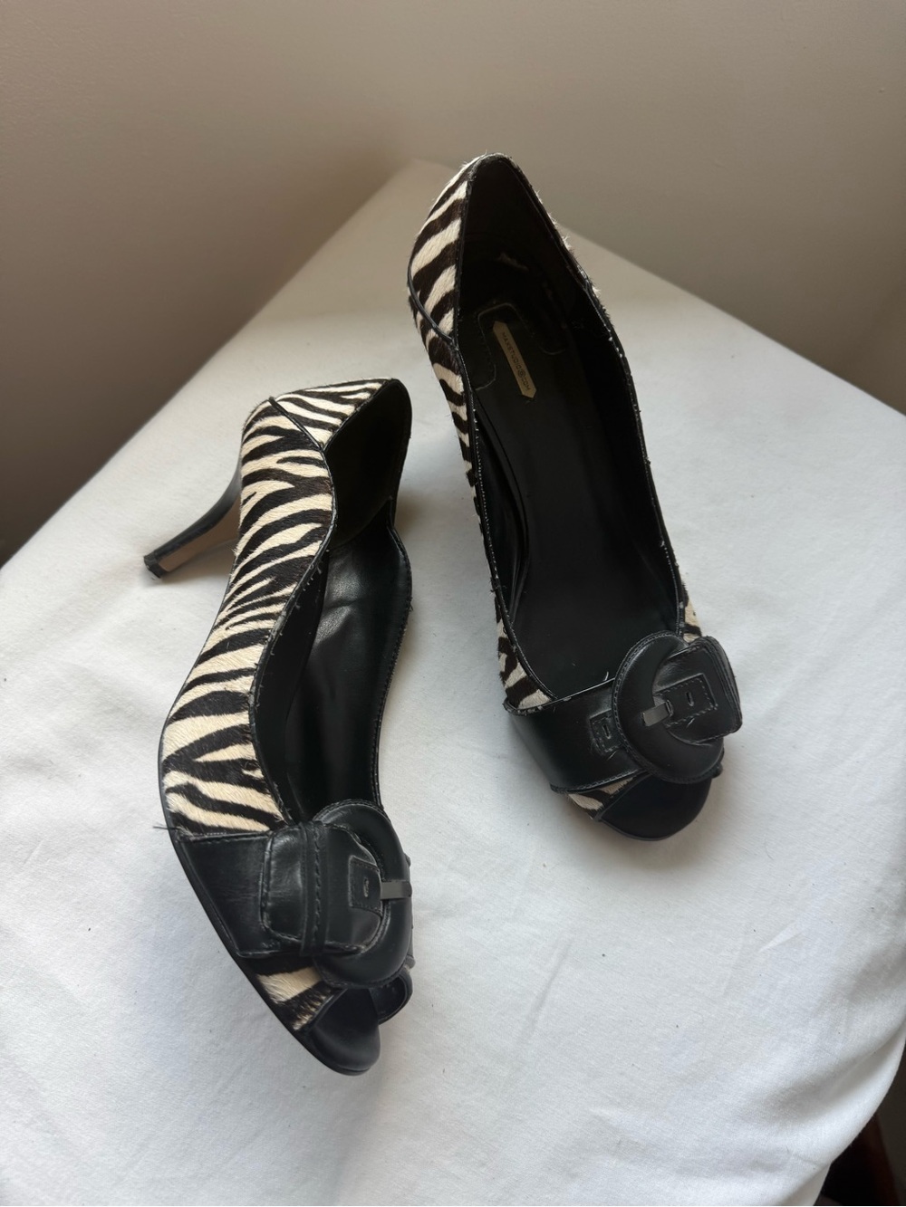 Max Studio Fine Leather Zebra Print Peep-Toe pumps a bold front buckle Size 8.5